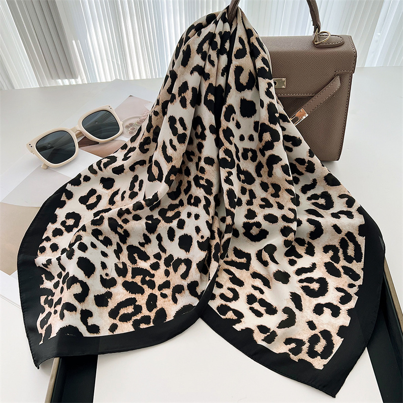 70 センチメートル正方形の高級ヒョウ柄シルクスカーフレディ - Silk Neck Scarf のレビューと価格