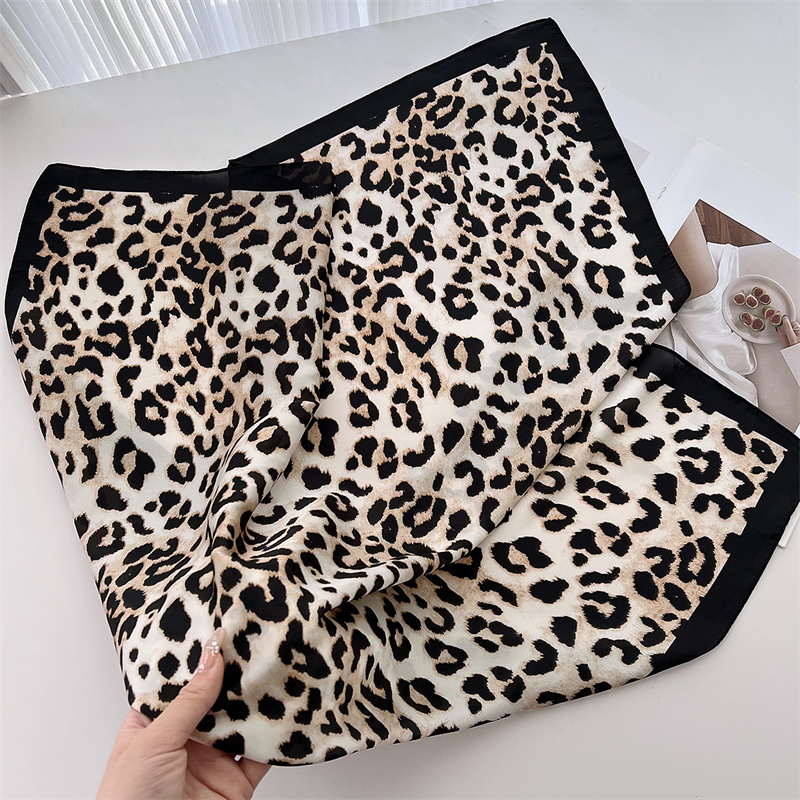 70 センチメートル正方形の高級ヒョウ柄シルクスカーフレディ - Silk Neck Scarf のレビューと価格